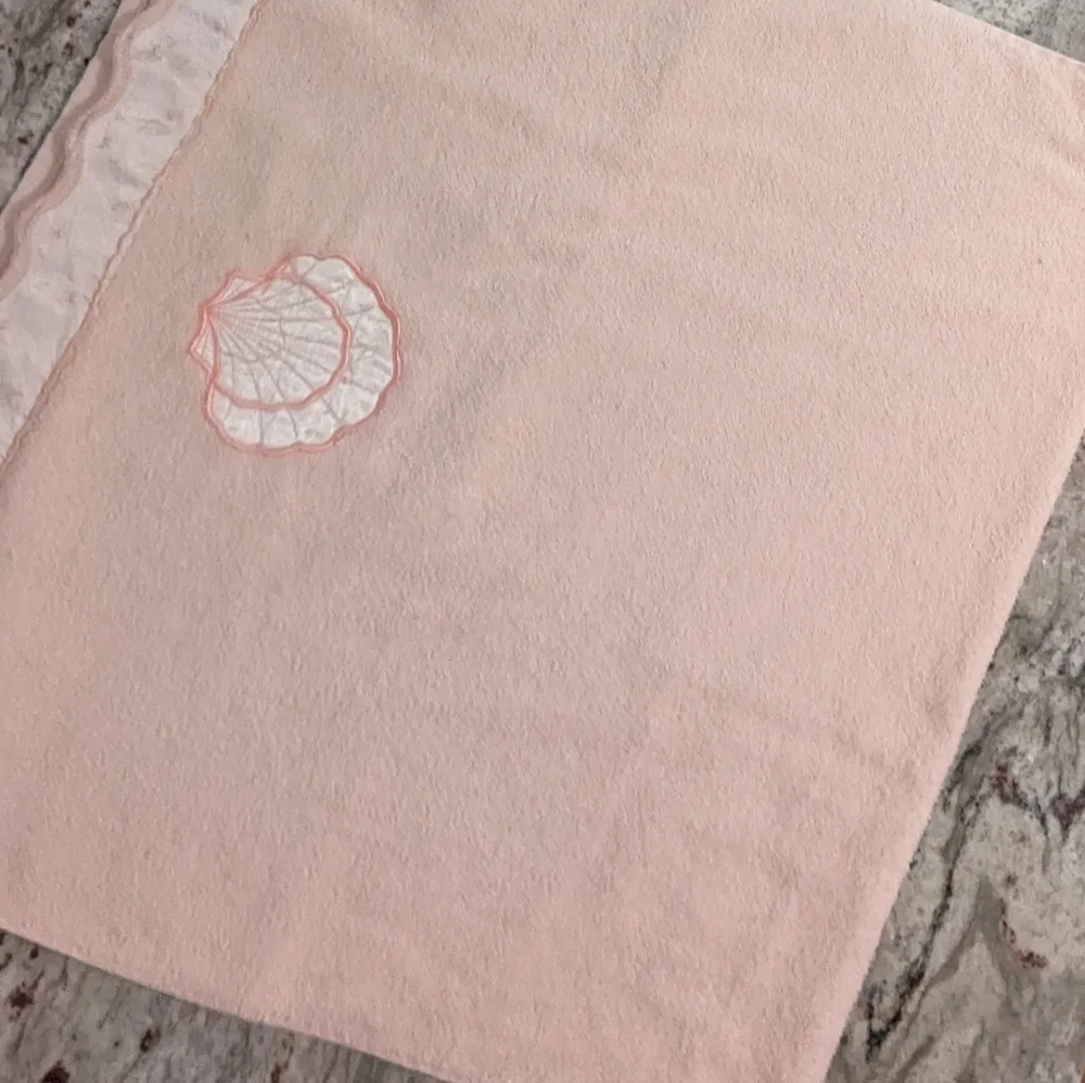 Vintage Peach Sea Shell Bath Towel Satin & Embroidered Trim Soft Scalloped EUC